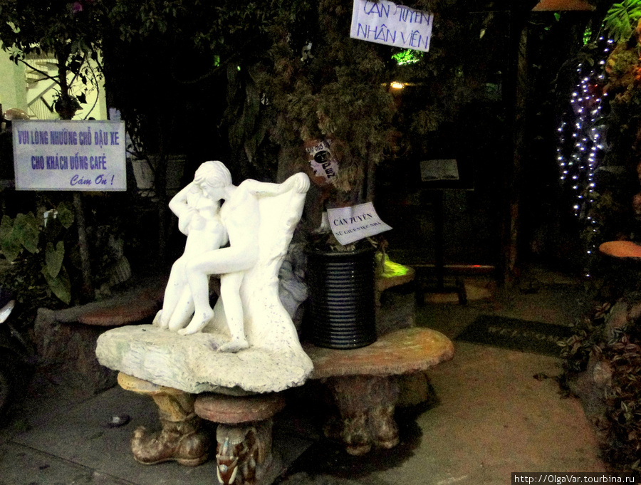 Такая интимная скульптура встречает вас с улицы. Можно присесть на скамейки и призадуматься, стоит ли входить