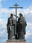 Памятник святым равноапостольным братьям Кириллу и Мефодию на Соборной площади Кремля, художник А. А. Рогожников.