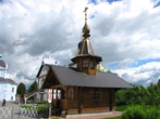 Свято-Троицкий Ново-Голутвинский женский монастырь. На переднем плане — часовня, на заднем храм святой Троицы.