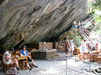 Кафе на полпути под сводами пещеры
