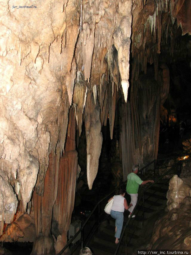 Середина длинного пути в пещере Турция