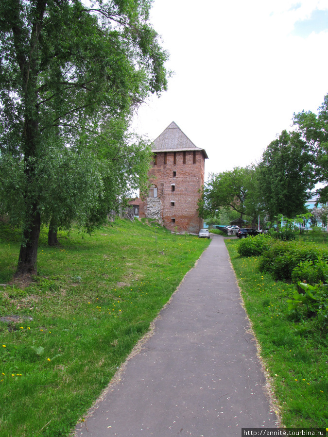 Алексеевская (Погорелая) башня.  Вид с ул. Зайцева. Коломна, Россия