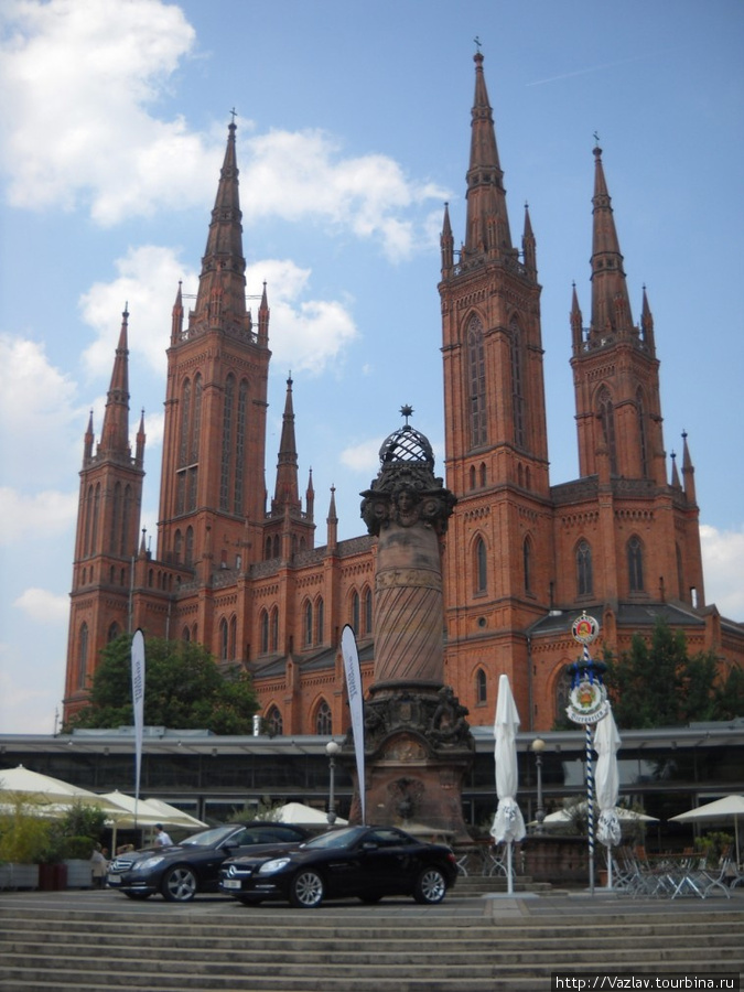 Вид на церковь с площади Висбаден, Германия