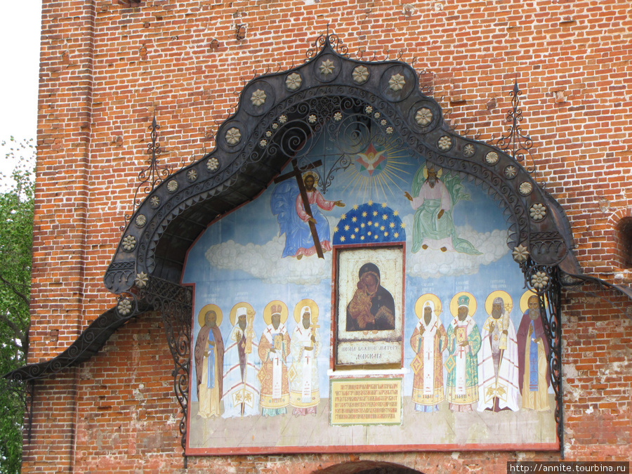 Пятницкие ворота.На внутренней стороне  — современная икона со святыми покровителями города. Коломна, Россия