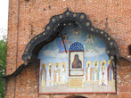 Пятницкие ворота.На внутренней стороне  — современная икона со святыми покровителями города.