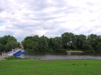 Понтонный мост через Москву-реку. Отсюда можно полюбоваться рекой, видом на Кремль, а можно пройти в Бобренев монастырь.