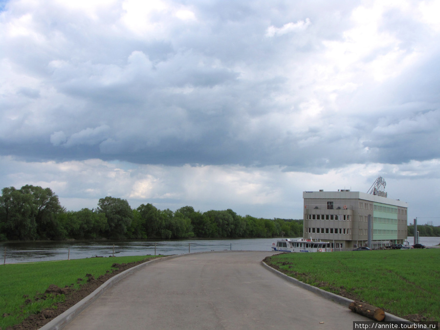 Москва-река, вдали-отель 40-й меридиан Арбат, от него ходят прогулочные теплоходы в выходные дни (прогулка входит в экскурсионные туры по Коломне). Коломна, Россия