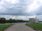 Москва-река, вдали-отель 40-й меридиан Арбат, от него ходят прогулочные теплоходы в выходные дни (прогулка входит в экскурсионные туры по Коломне).