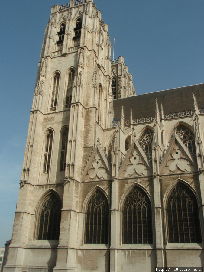 Башни собора, вид сбоку Брюссель, Бельгия