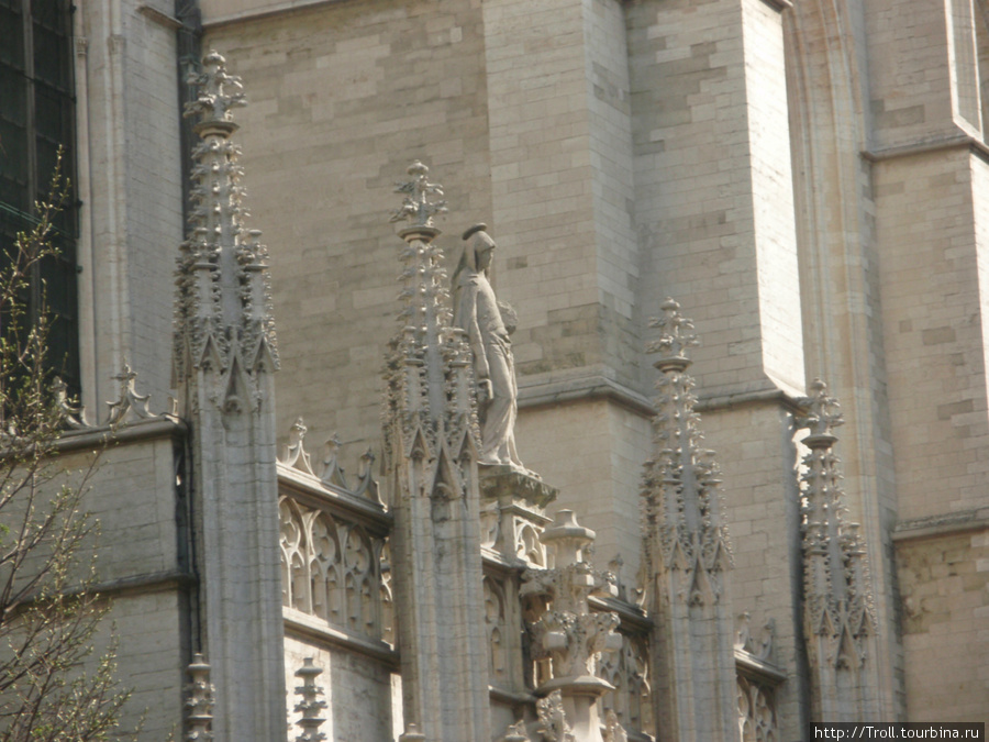Среди шпилей и декоративных элементов затесалась фигура святой Брюссель, Бельгия