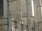 Среди шпилей и декоративных элементов затесалась фигура святой