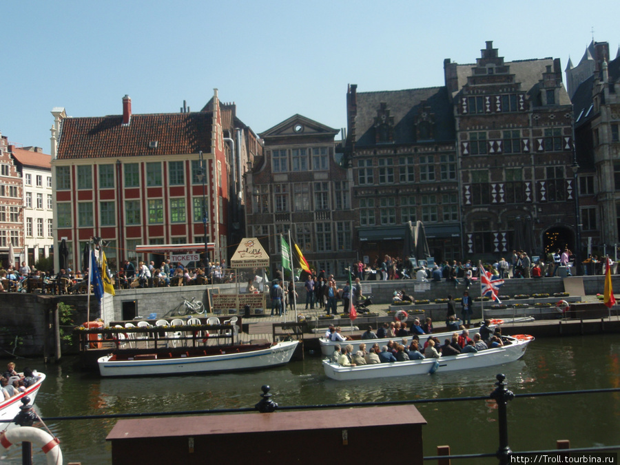 На Граслее может быть очень тесно от прибывающих-убывающих лодок и туристов Гент, Бельгия