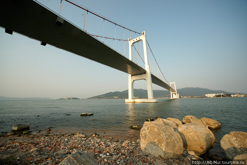 Гордость города — длиннющий вантовый мост, перекинувшийся через разлив устья реки Хан из старой части города в сторону порта на полуострове. Дананг, Вьетнам