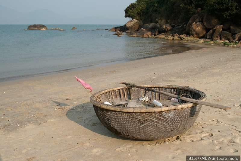 Удивительно, но вот на таких скорлупках вьетнамские рыбаки плавают вдоль берега, а иногда просто транспортируются, нагружаясь по несколько человек. Дананг, Вьетнам