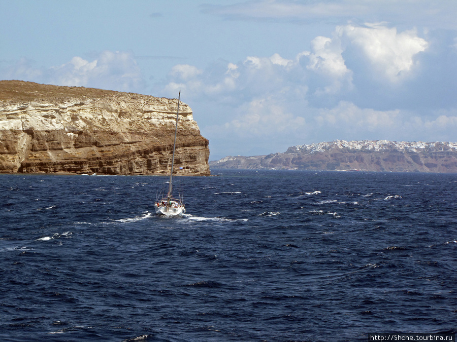 первый вид на Санторини, открывшийся с корабля. Идти еще почти час Остров Санторини, Греция