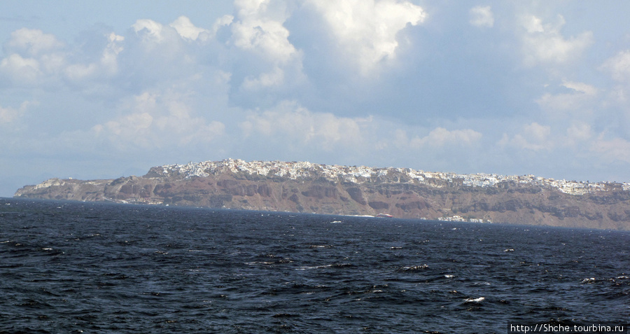 Остров Санторини. Слева вдали горд Ия, посередине столица Фира Остров Санторини, Греция