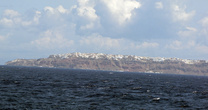 Остров Санторини. Слева вдали горд Ия, посередине столица Фира