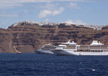 К Санторини заходит много круизных лайнеров