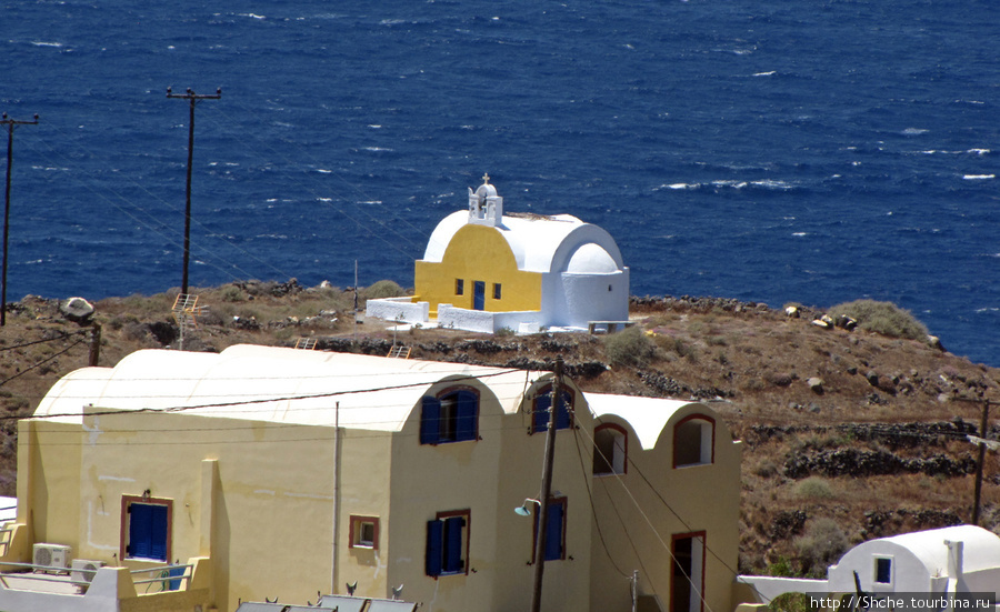 Местное жилище, справа бак для привозной воды Остров Санторини, Греция