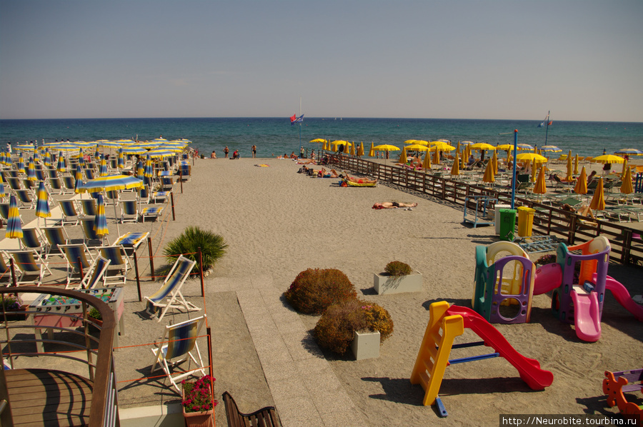 Полупустые но современные и ухоженные пляжи Лоано Лоано, Италия