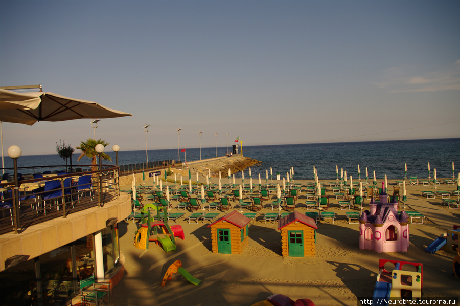 Полупустые но современные и ухоженные пляжи Лоано Лоано, Италия