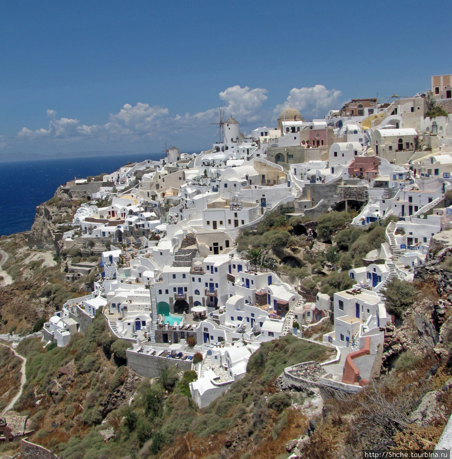 панорамный вид на город справа от крепости Ия, остров Санторини, Греция
