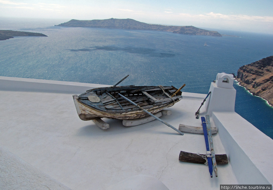 такая вот инсталяция Фира, остров Санторини, Греция