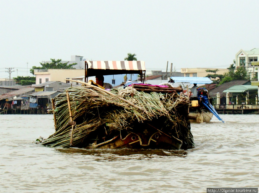 Лодка настолько нагружена, что ее и не видно. Как бы не потонула... Кантхо, Вьетнам