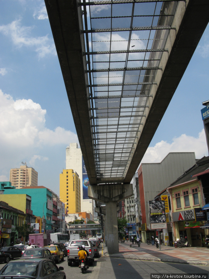 Это два моно рельса, каждый рельс — толстый бетонный, толщиной почти метр, прямоугольный в сечении Куала-Лумпур, Малайзия