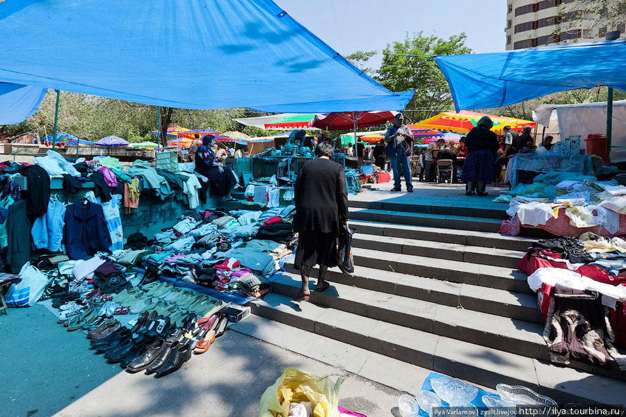 Одежда в ереване. Рынок Малатия в Ереване. Сурмалу Ереван рынок. Вещевой рынок в Ереване. Рынок одежды в Армении.