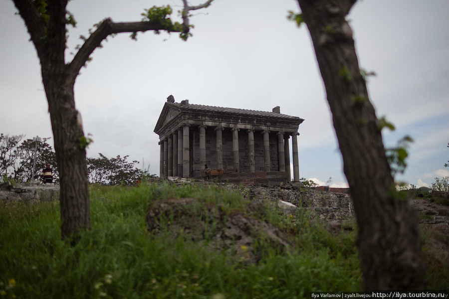 В Гарни находится одна из главных достопримечательностей Армении — восстановленный из руин в советское время языческий храм I в. н. э., представляющий собой изящный периптер эллинистическо-римского типа. Ереван, Армения