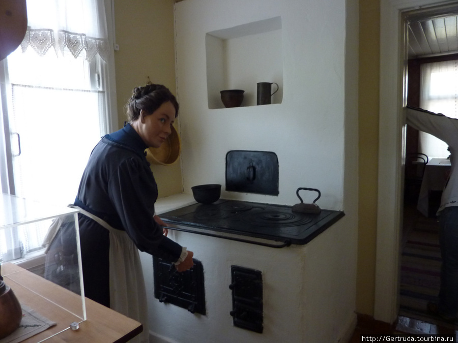 Хозяйка у плиты в кухне. Выборг, Россия