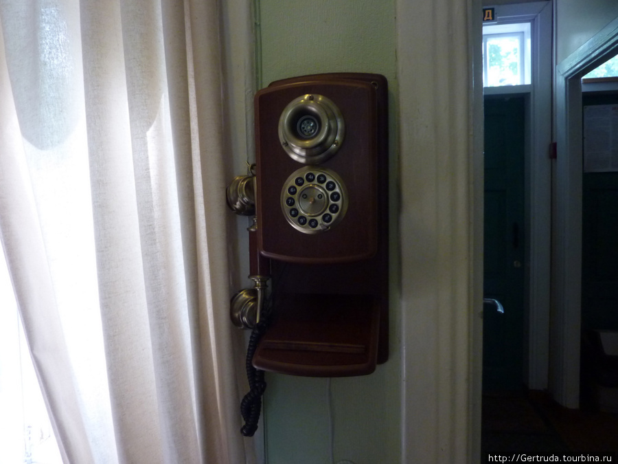 Телефон современный, но под старину. Выборг, Россия