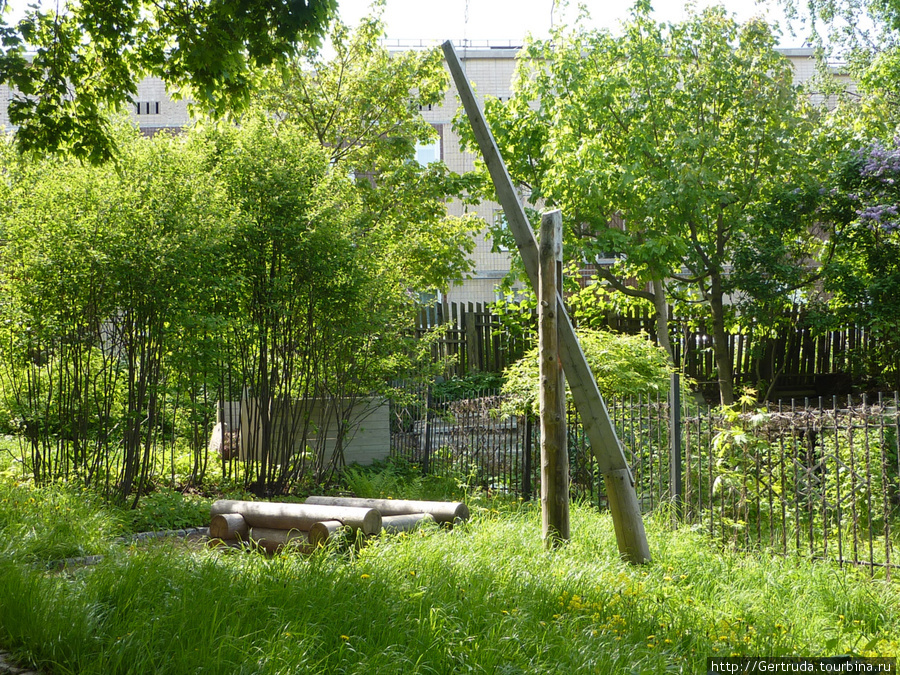 Макет колодца-журавля во дворе дома. Выборг, Россия