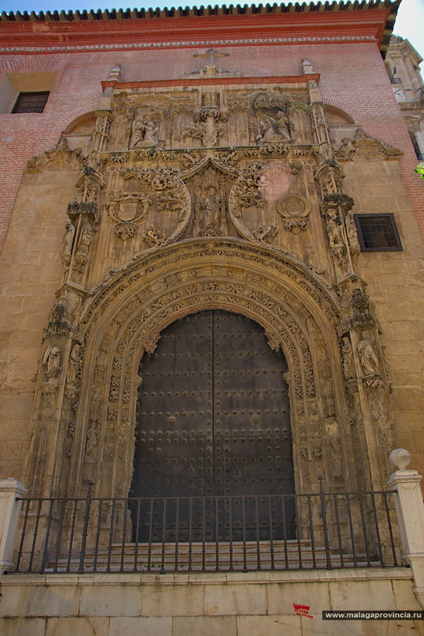 Ворота, на которых в верхней их части — кардинал  Pedro de Mendoza и духовник королевы Изабеллы Католической, Hernado de Talavera, передающие Св. Деве обращеную в христианство мечеть. Малага, Испания