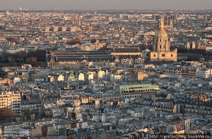 тень постепенно наползает на город, вечереет Париж, Франция