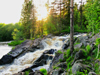 Водопад Ахенокоски. Пожалуй, самый популярный водопад всего Северного Приладожья. Легкодоступен, расположен вблизи дороги, недалеко от Рускеалы. Рядом с водопадом имеется стоянка для автомобилей и небольшое летнее кафе.
