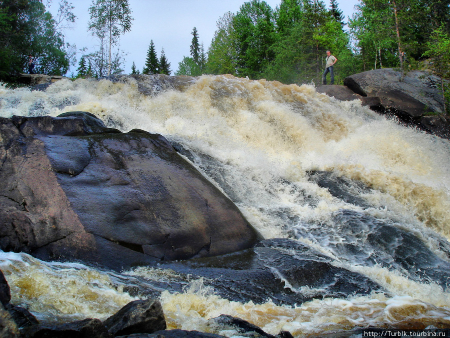 К водопаду Рююмякоски от дороги ведёт грунтовка через лес (метров 500) Рускеала, Россия