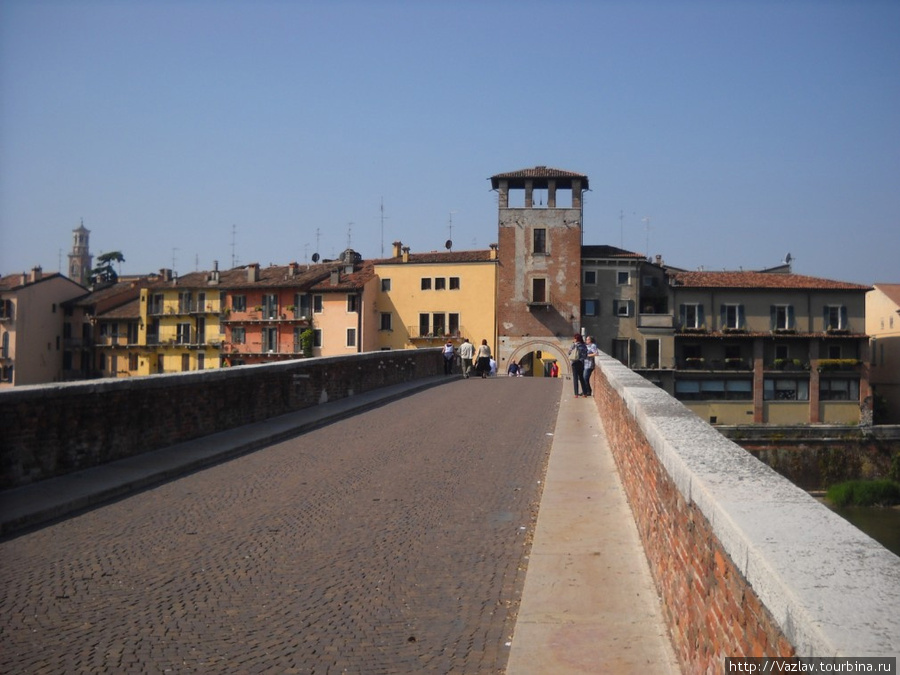 Мост выглядит крепким и надёжным, несмотря на свой преклонный возраст Верона, Италия