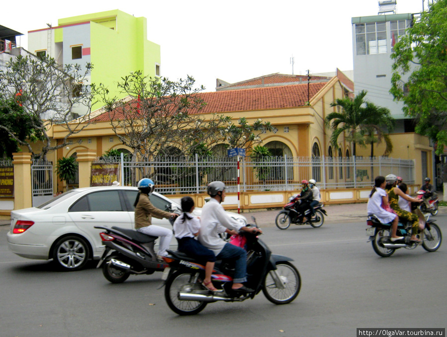 Транспортное движение слабое, так что улицу перейти проблем нет Кантхо, Вьетнам