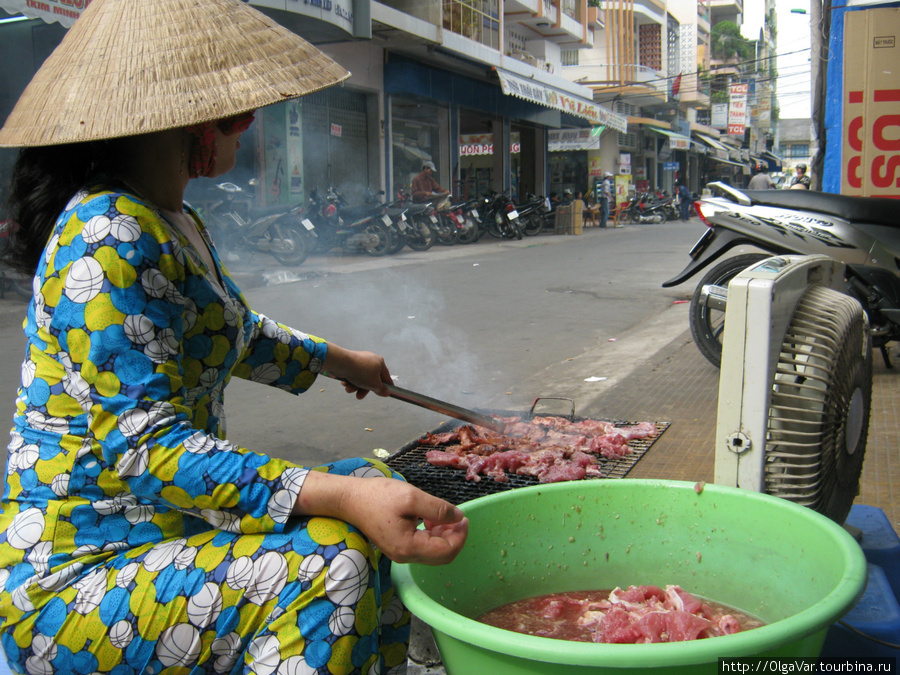 Кантхо- город сплошных рынков. Определенного места для рынка нет, и жители города располагаются, где им вздумается Кантхо, Вьетнам