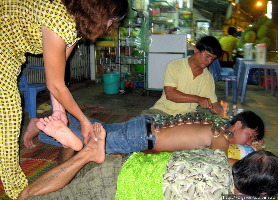 Свидетелем такого массажа может стать каждый, поскольку действо происходит на улице Кантхо, Вьетнам