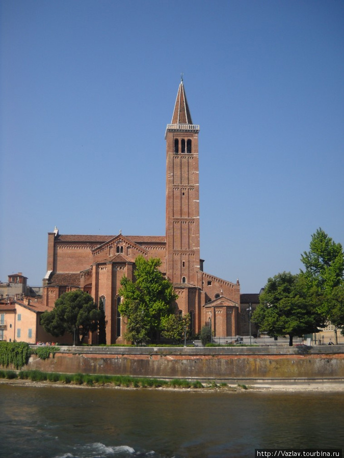 Церковь вдалеке Верона, Италия