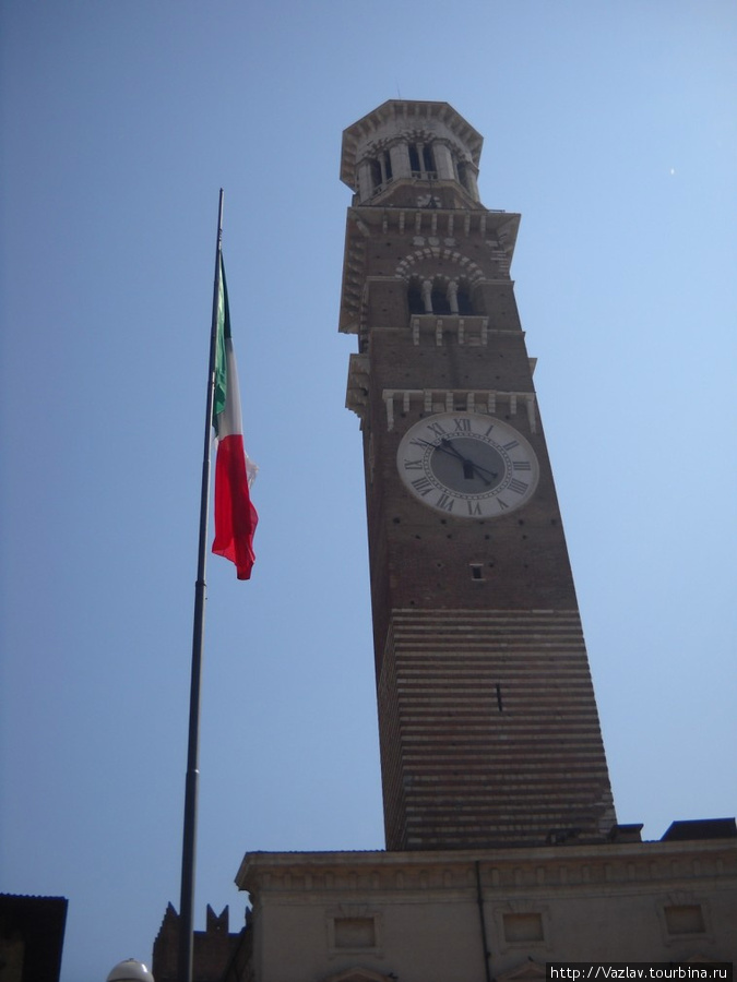 Башня затмевает солнце Верона, Италия