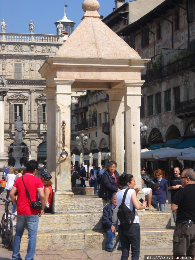 Позорный столб и кандалы при нём Верона, Италия