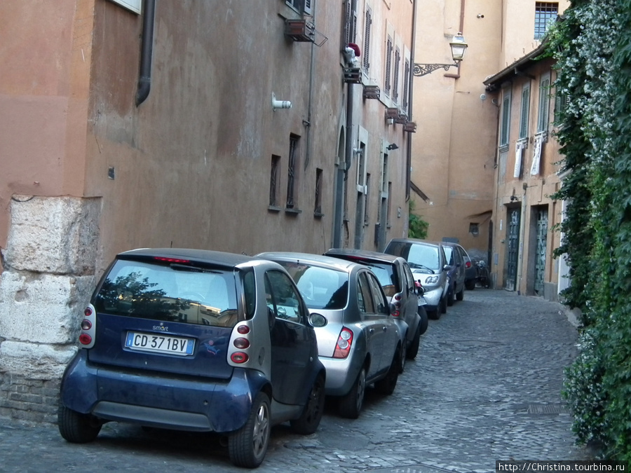 Гармония смартов на узких улочках Рима. Рим, Италия