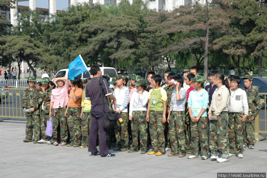 Первая остановка — главная площадь столицы (кажется она называется Небесного спокойствия) Военно-патриотический школьный клуб из провинции Пекин, Китай