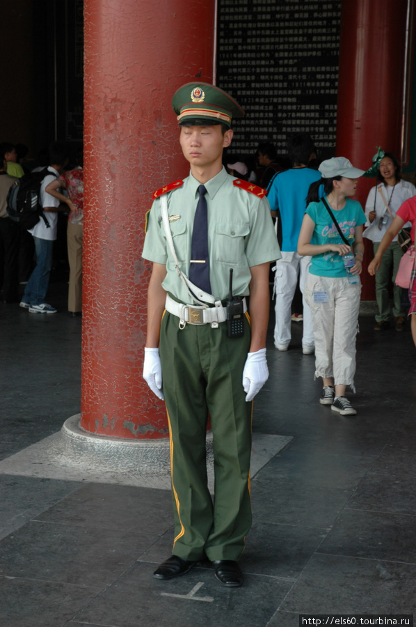 Часовых (или может быть патрулей) на площади очень много, нам неизвестен график их дежурств, но судя по этому — наверное напряженный Пекин, Китай