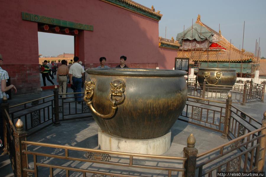 А это — вы должны догадаться — огнетушитель (тоже древний) Пекин, Китай