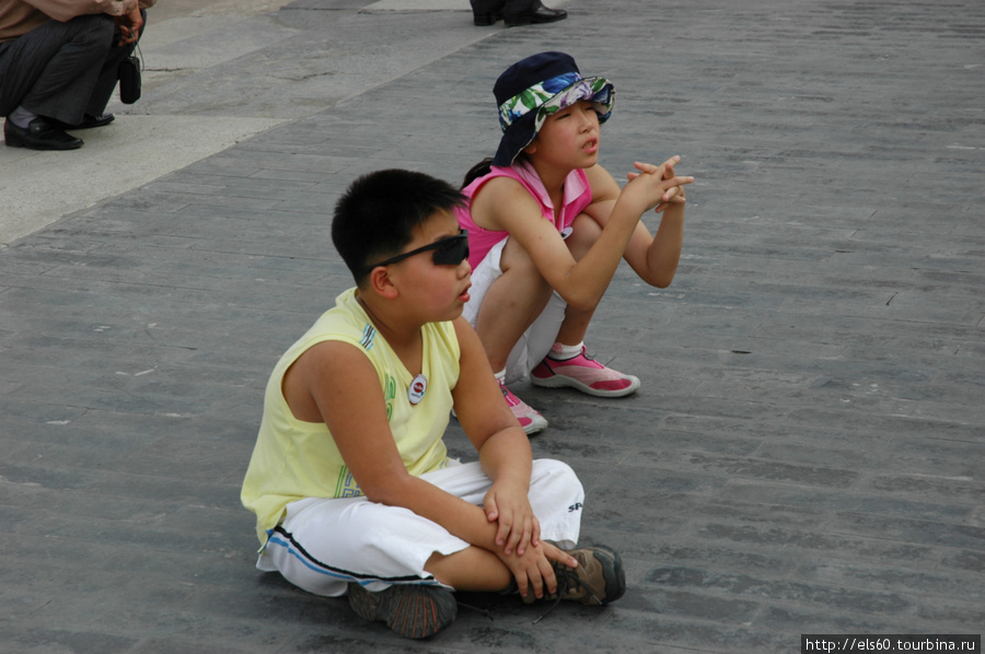 Уставшие брошенные китайские дети Пекин, Китай